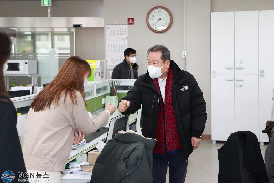 (0201)[홍보기획관]조광한 남양주시장, 설 연휴 보건소 직원 격려 방문(사진1).jpg