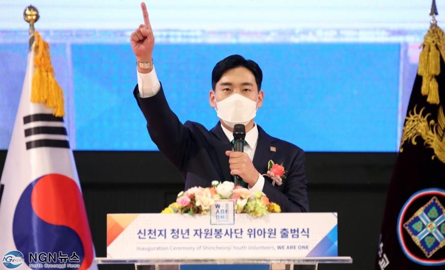 30일 서울 양재 더케이호텔 컨벤션센터에서 열린 신천지 청년 자원봉사단 '위아원' 출범식에서 홍준수 위아원 대표가 인사말을 하고 있다..JPG