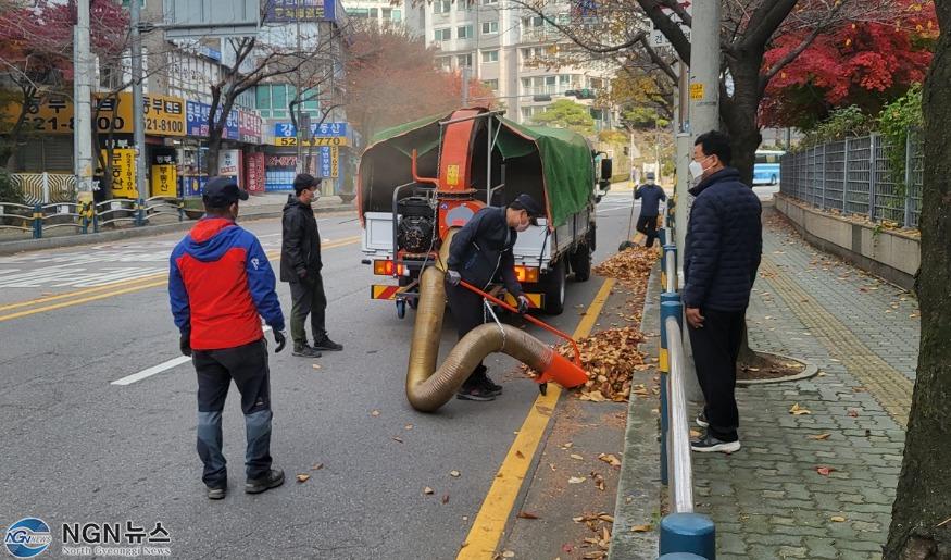 (1109)[와부읍]남양주시 와부조안행정복지센터, 낙엽 대청소에 나서(사진1).jpg